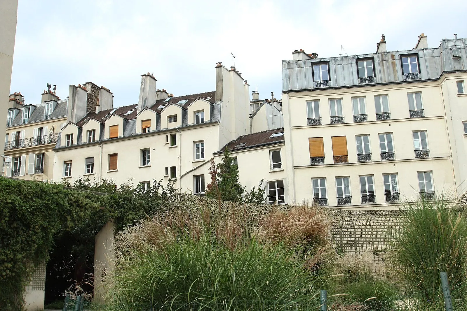 The Anne-Frank garden, a quiet green space behind the Hôtel de Saint-Aignan