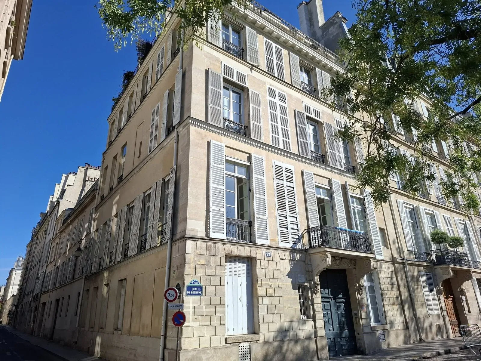 Un hôtel particulier de pierre du quai de Béthune, sur l’île Saint-Louis
