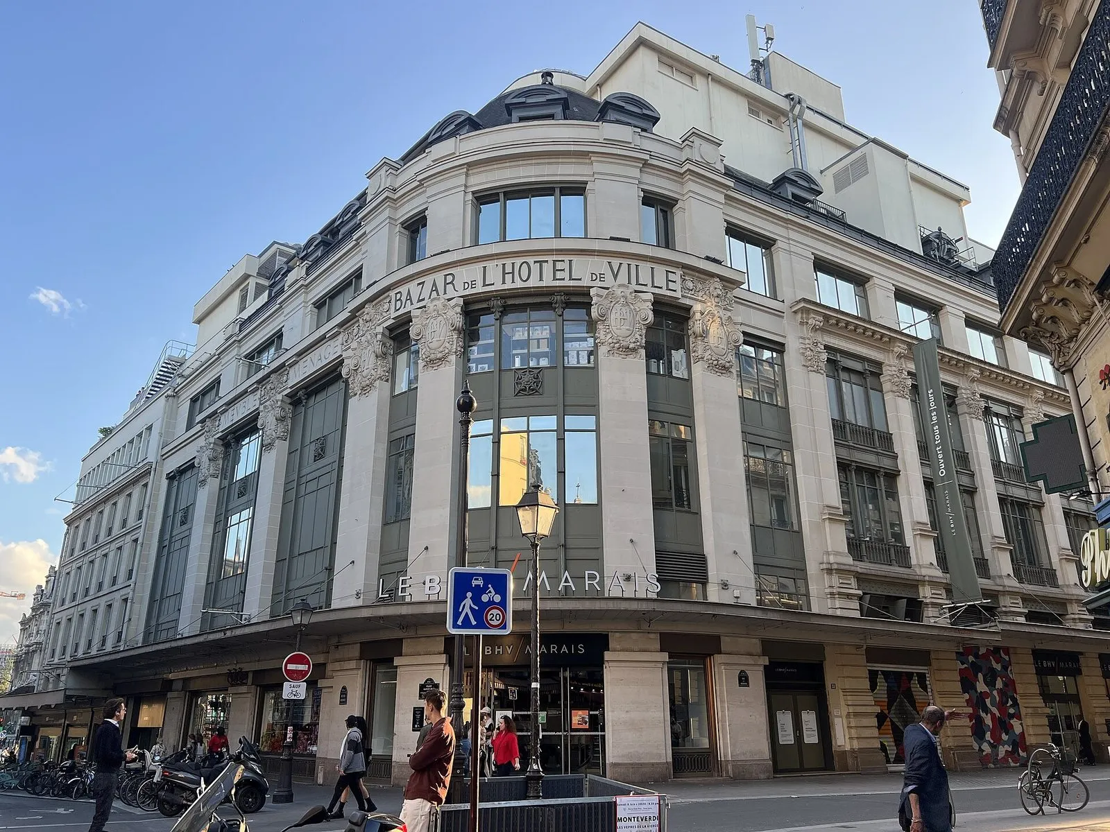 La façade d’angle du grand magasin BHV Marais, rue de Rivoli