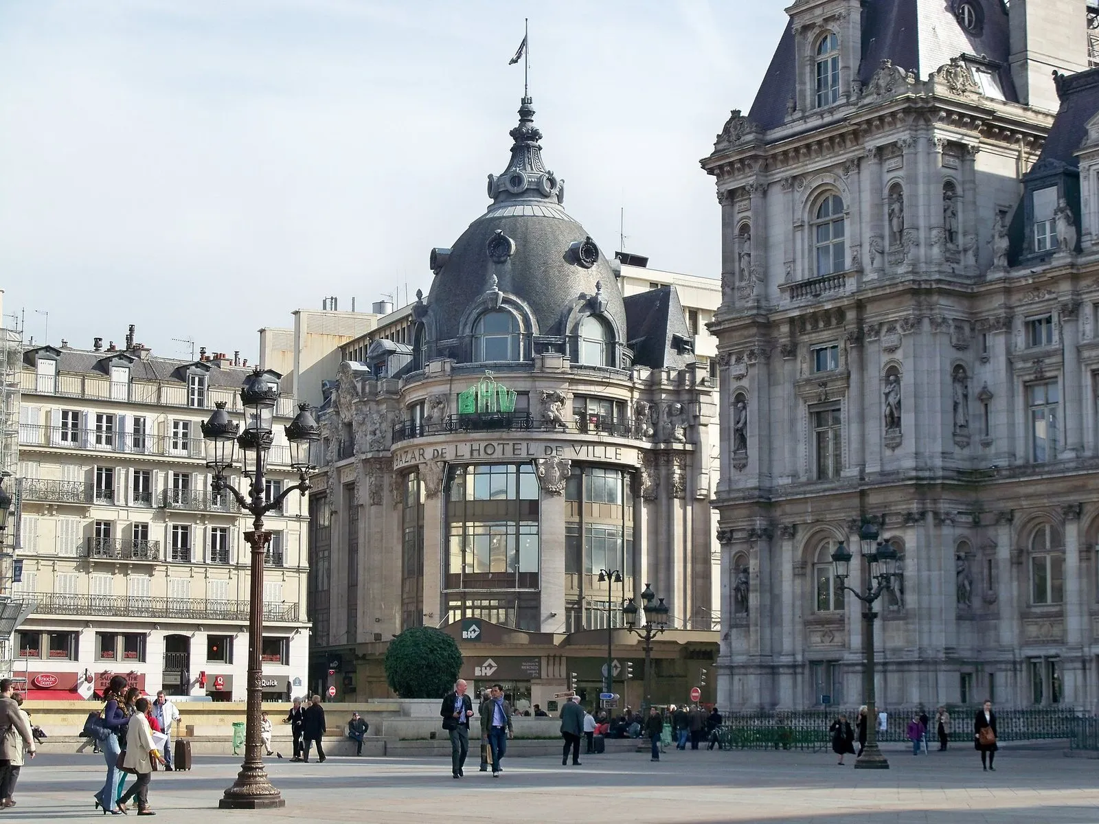 Le dôme du BHV Marais vu depuis le parvis de l’hôtel de ville