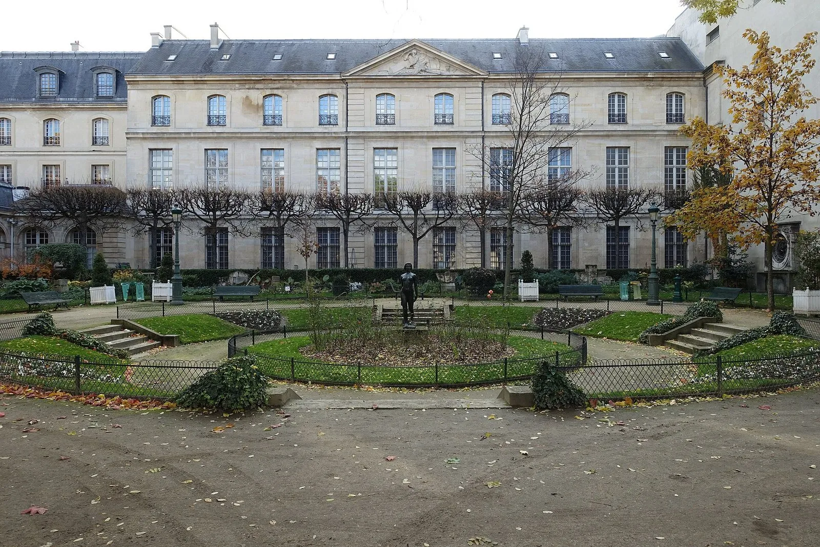 Pelouses et fragments d’architecture dans le square Georges-Cain