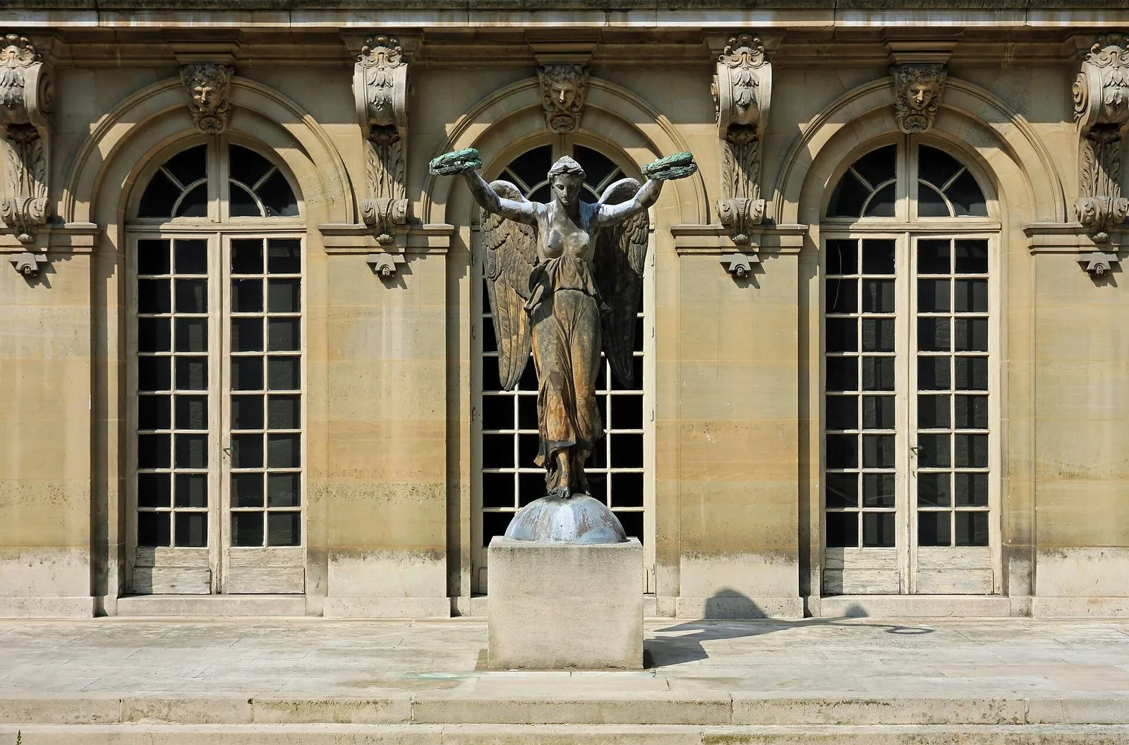 La statue en bronze de l’Immortalité, de Boizot, devant une aile du musée Carnavalet