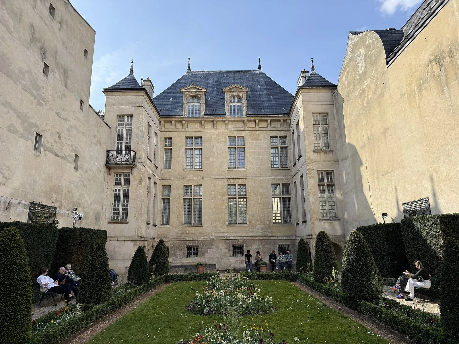 Le côté jardin de l’hôtel Donon et ses ifs taillés
