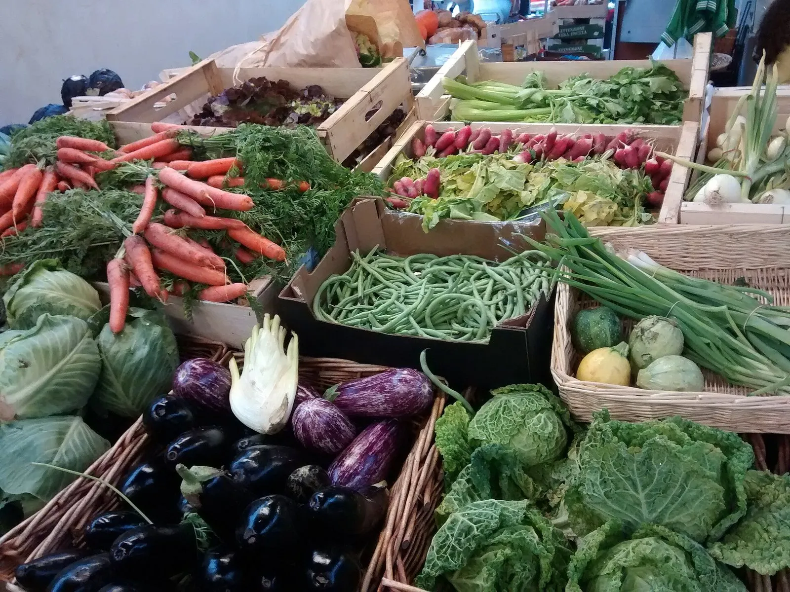 Un étal de légumes au marché des Enfants-Rouges