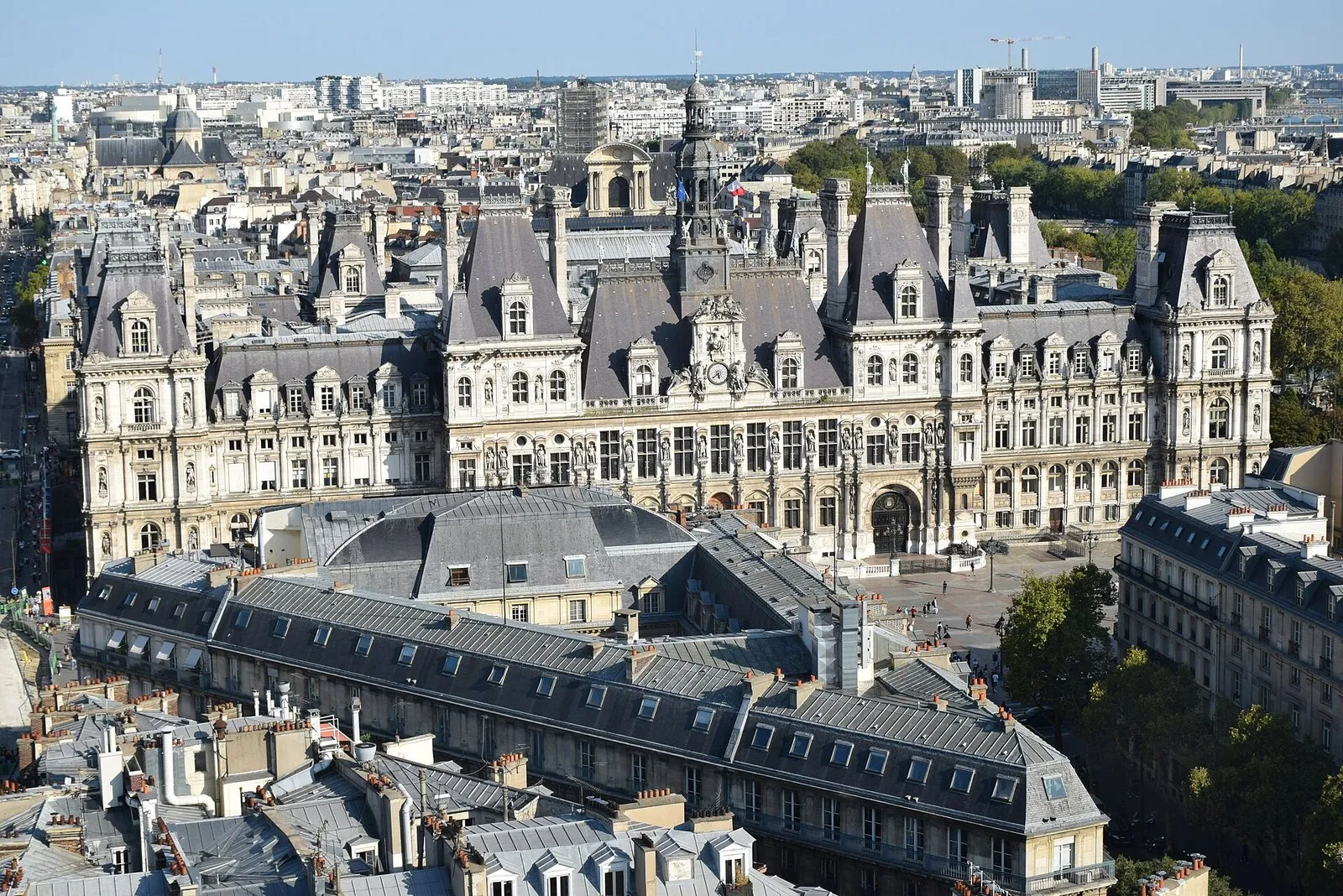L’hôtel de ville vu d’en haut, depuis la tour Saint-Jacques