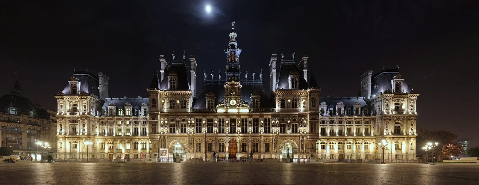 L’hôtel de ville illuminé la nuit