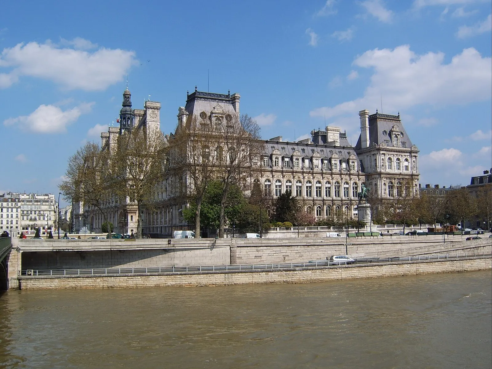 L’hôtel de ville vu depuis le pont d’Arcole, de l’autre côté de la Seine