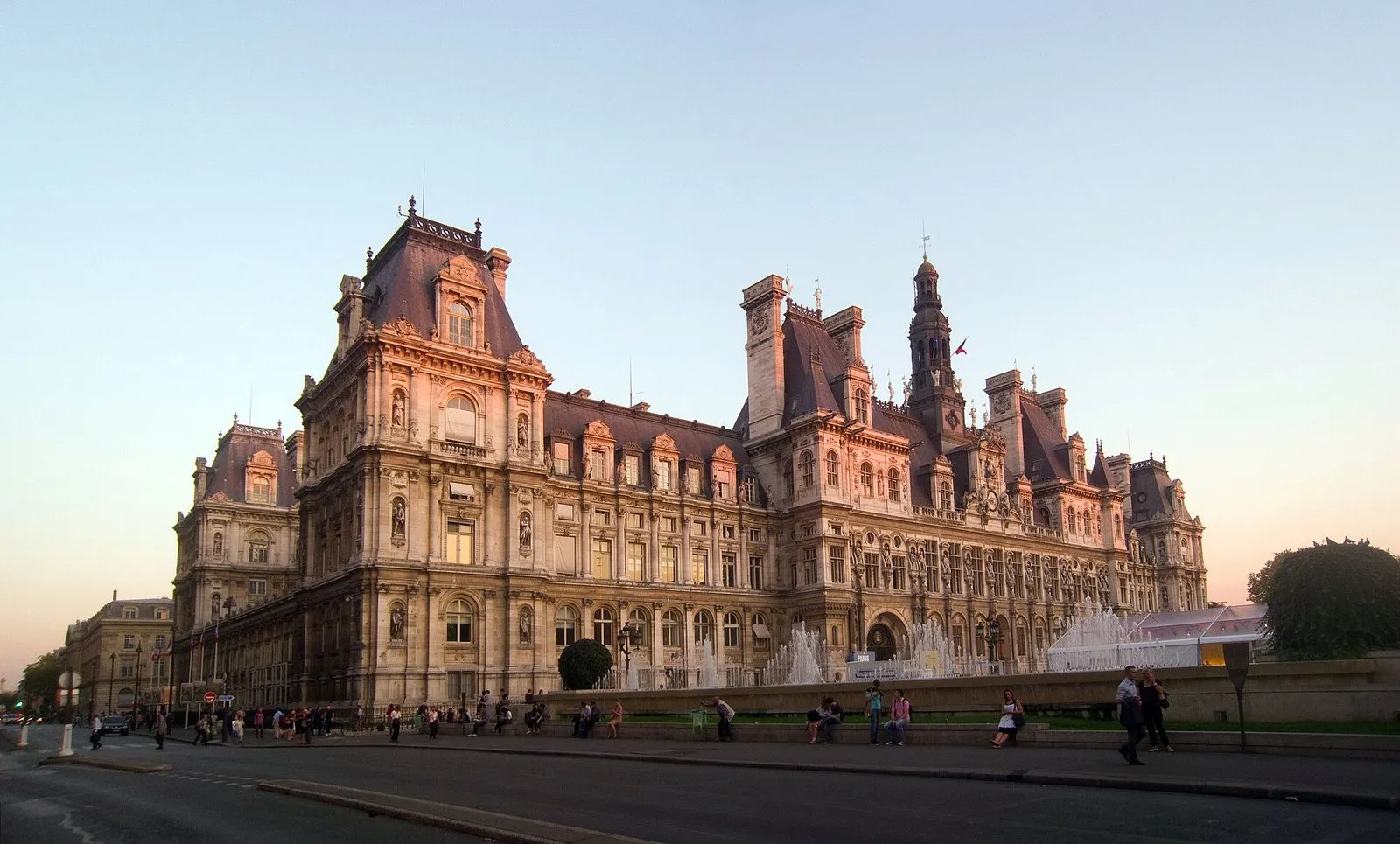 L’hôtel de ville de Paris au coucher du soleil, vu depuis la rue de Rivoli