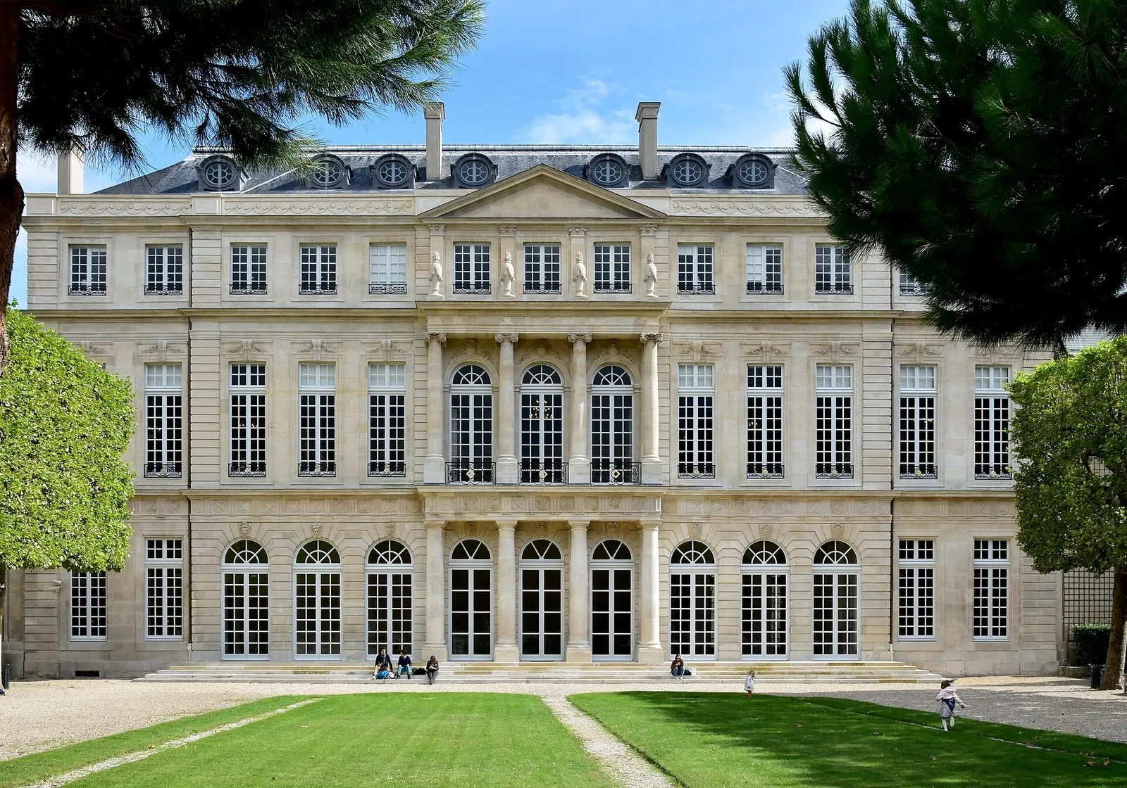 La façade sur jardin de l’hôtel de Rohan, qui fait partie des Archives nationales