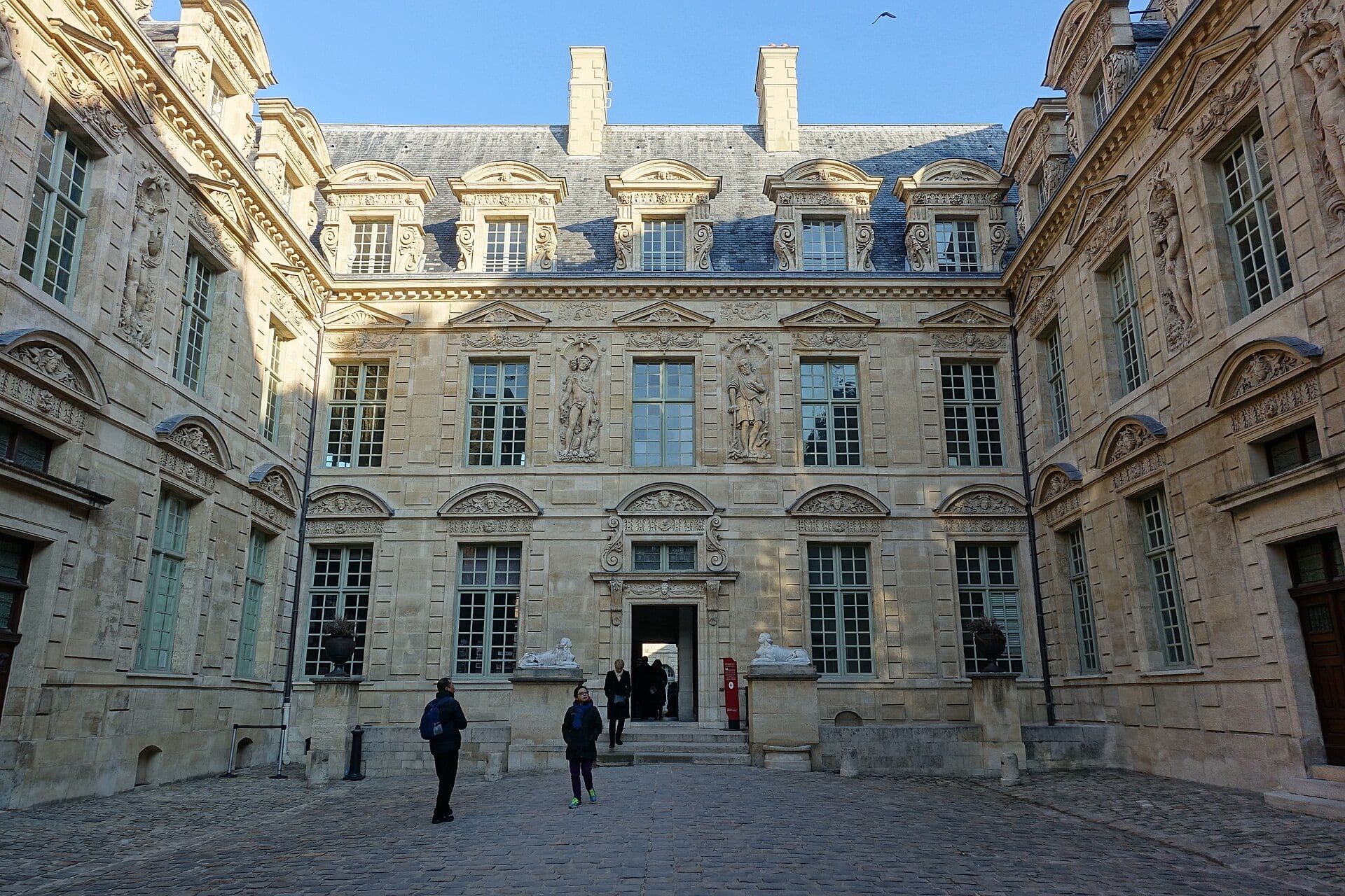 La cour de l’hôtel de Sully, dans le Marais