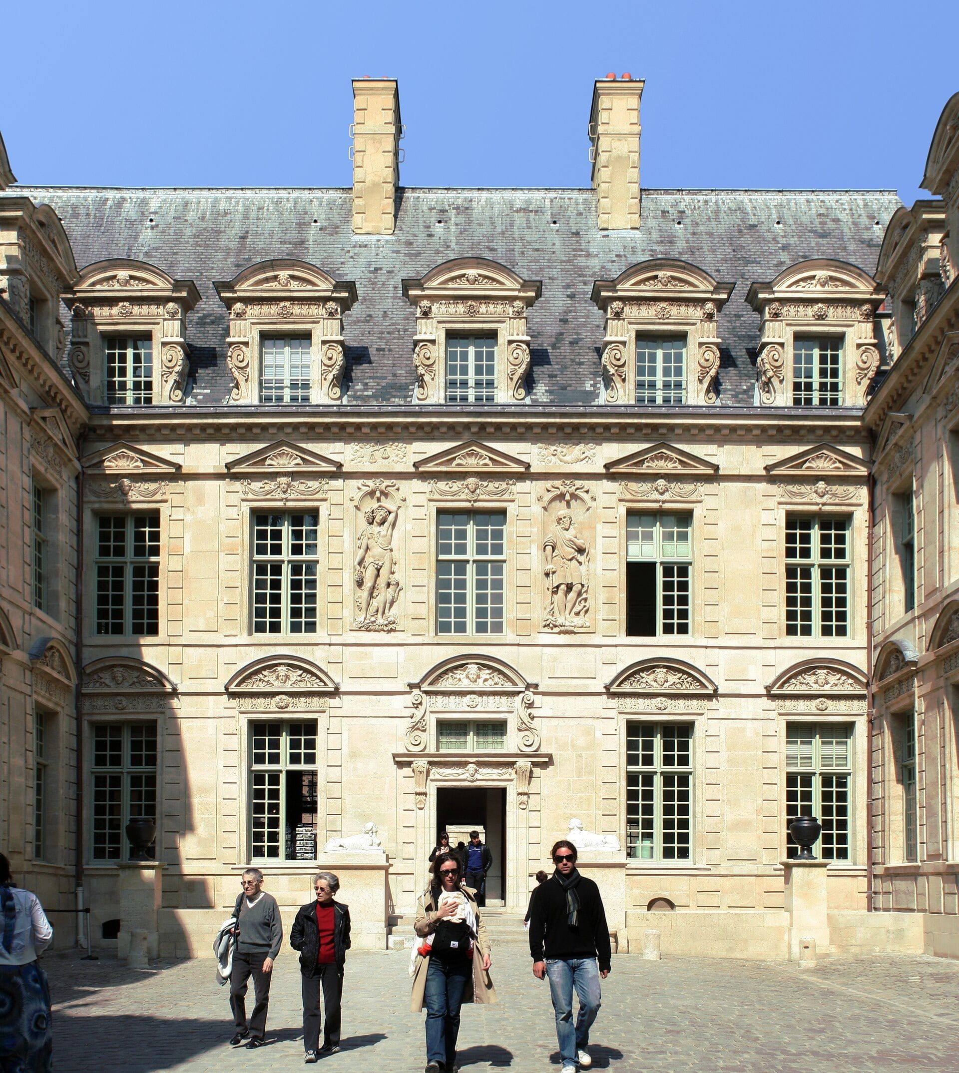 L’hôtel de Sully, hôtel particulier du 62 rue Saint-Antoine, à une minute du Sully Hôtel — le monument, pas l’hôtel
