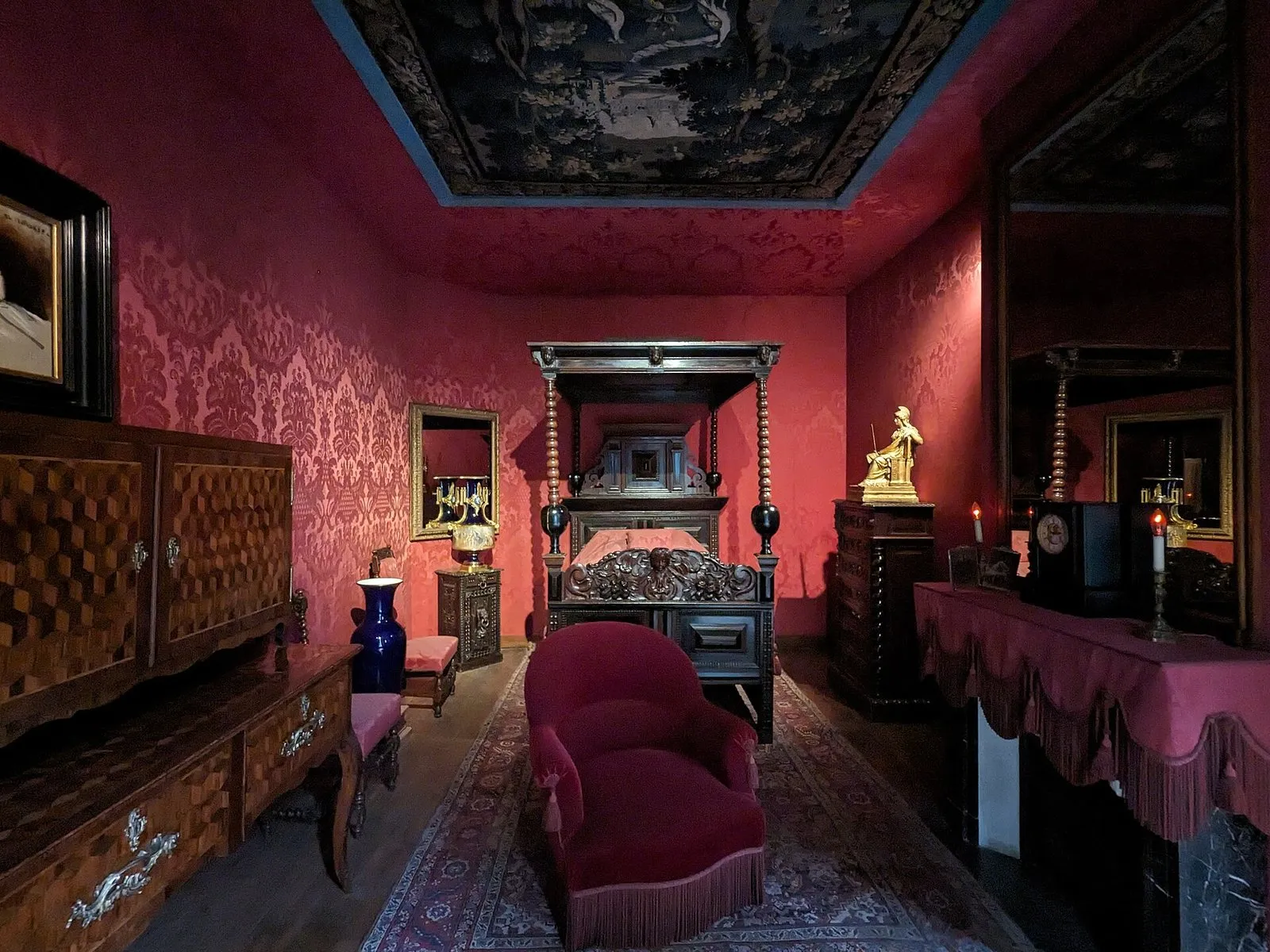 La chambre rouge de l’appartement de Victor Hugo, place des Vosges