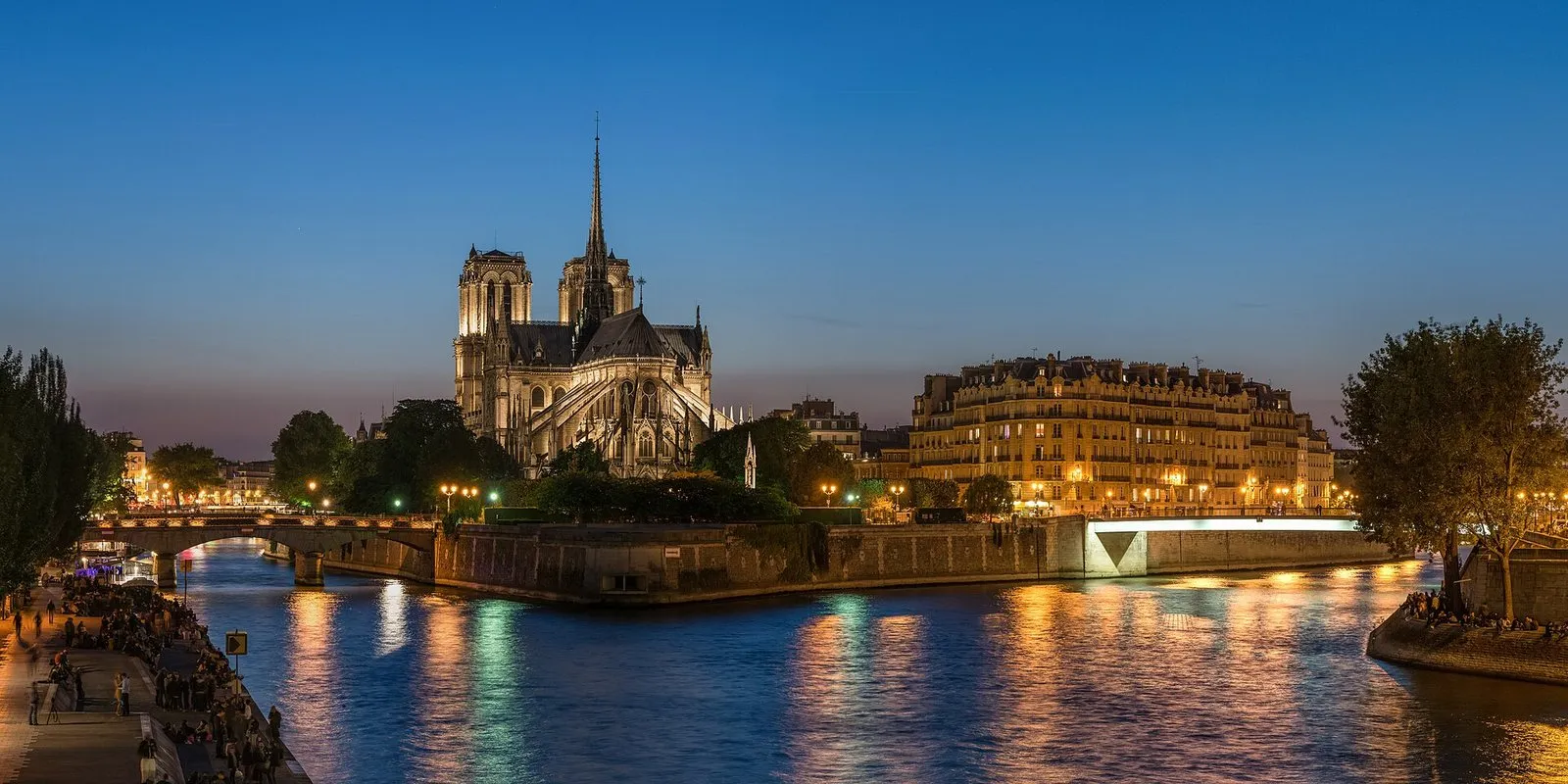 Notre-Dame et la Seine au crépuscule, vues depuis le quai de l’île Saint-Louis