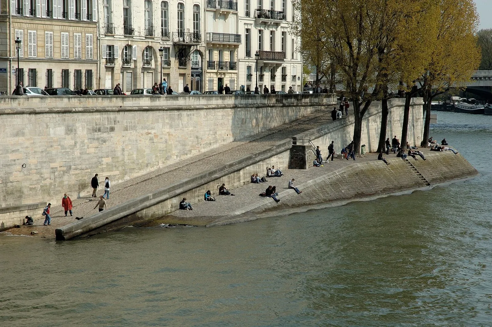 Les quais de pierre à la pointe de l’île Saint-Louis, au bord de la Seine
