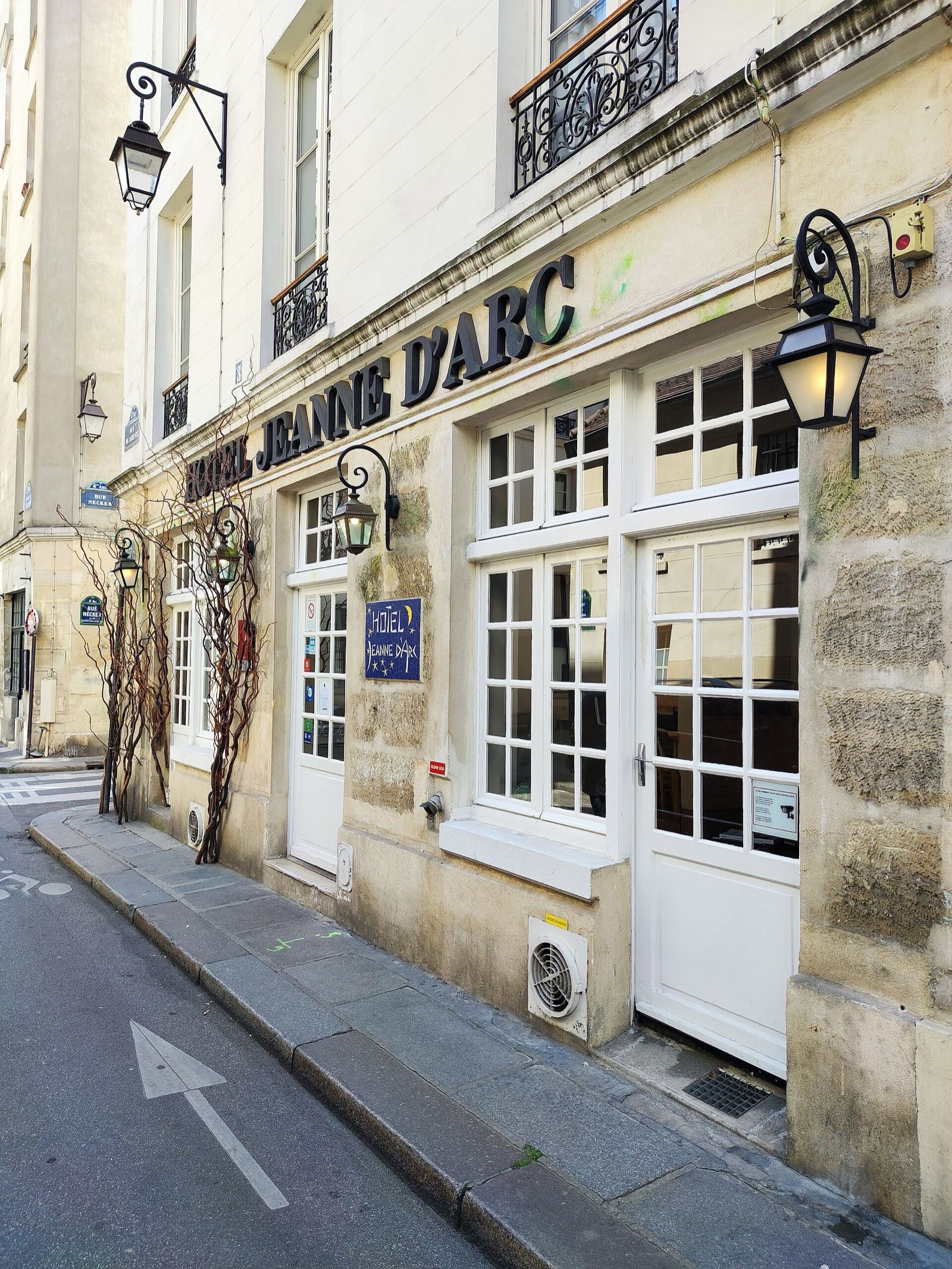 Façade de l'Hôtel Jeanne d'Arc, 3 rue de Jarente