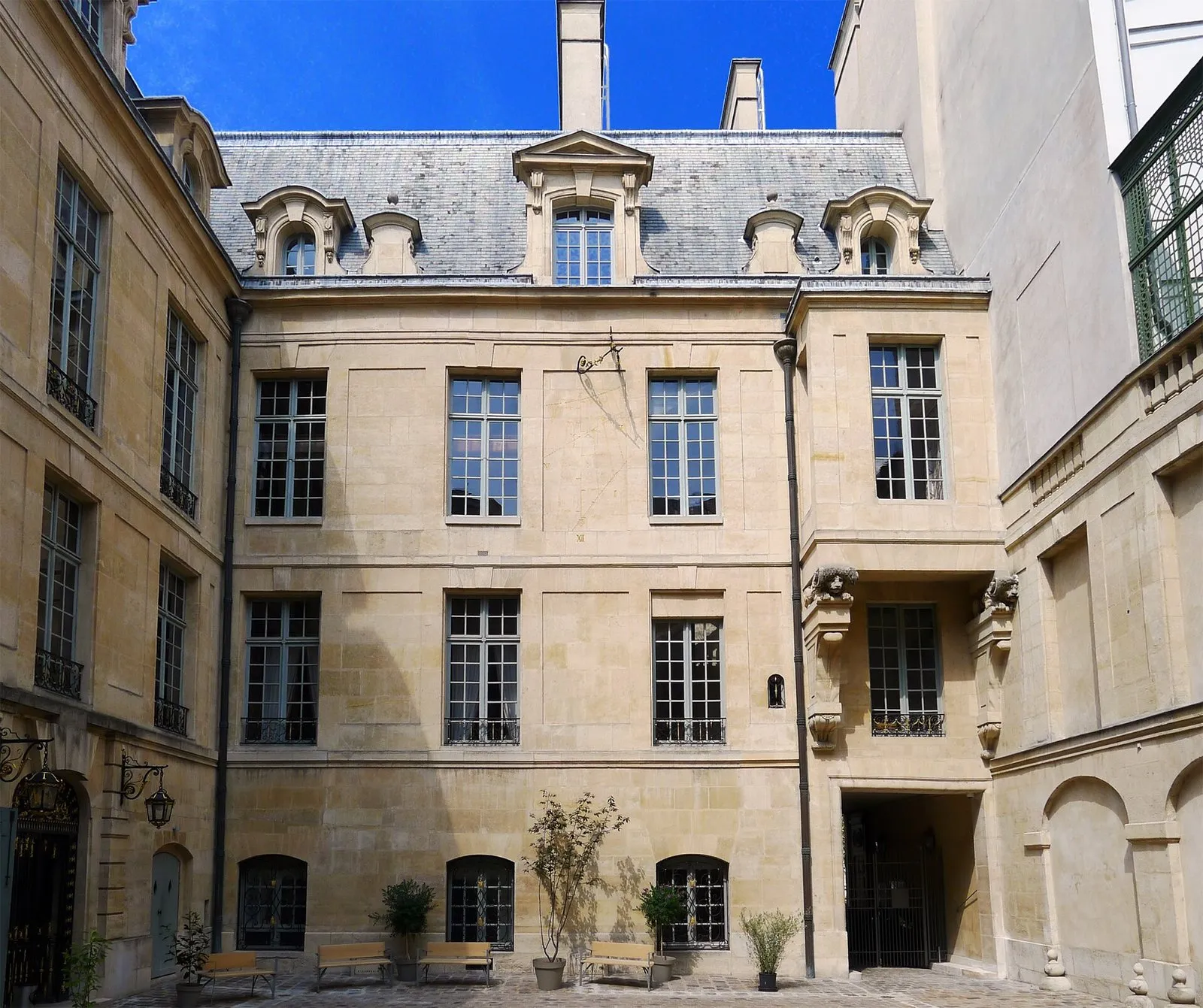 La cour intérieure de l’hôtel de Lauzun, quai d’Anjou