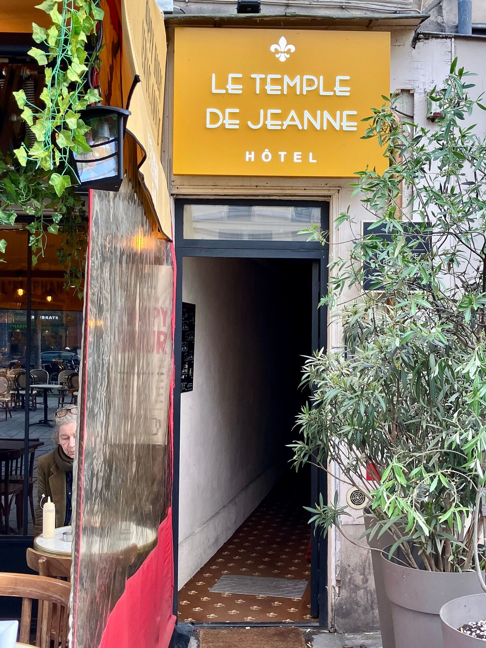 Entrée de l'Hôtel Le Temple de Jeanne, 125 rue Saint-Antoine