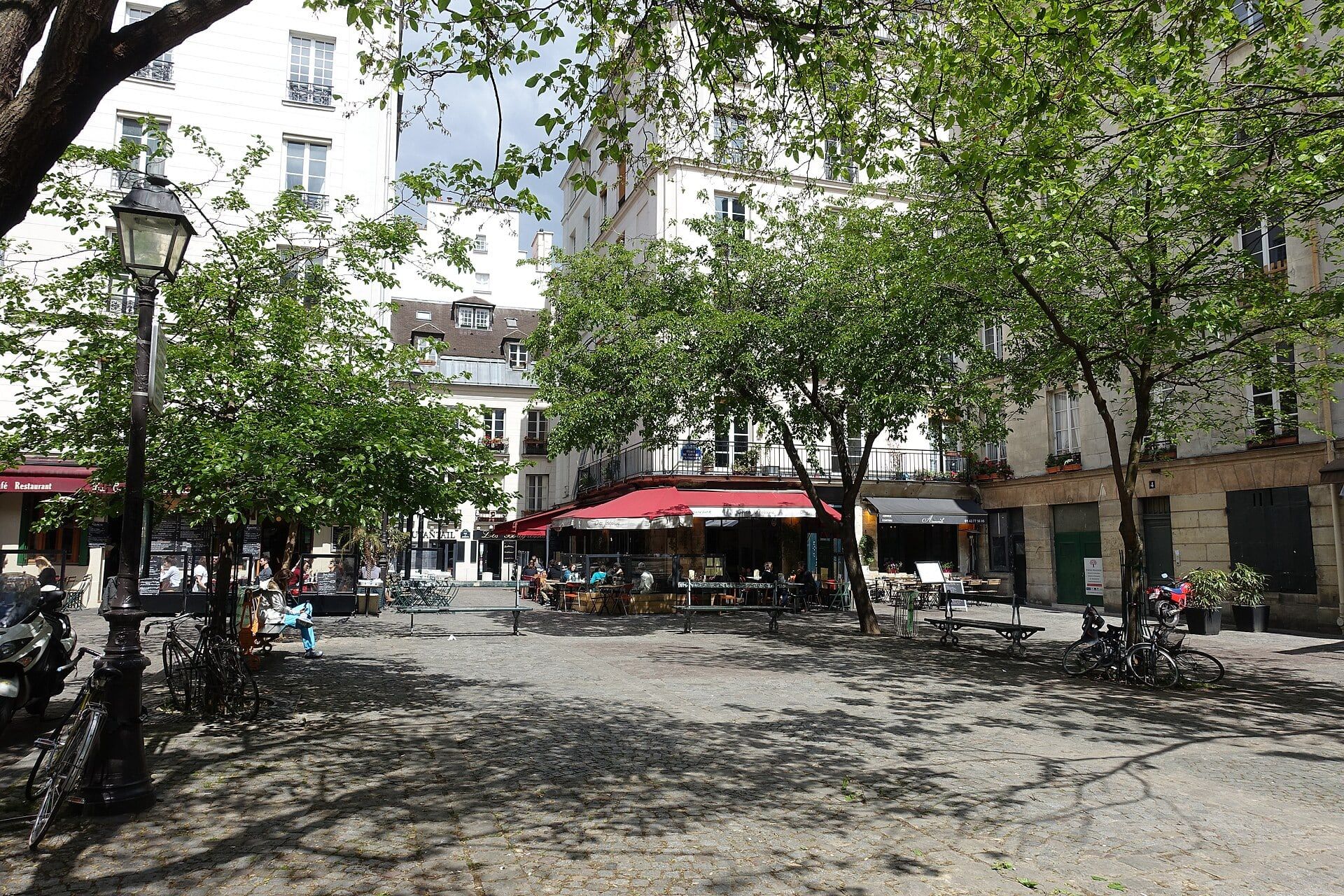 Terrasses de la place du Marché-Sainte-Catherine, à quelques minutes de la rue Saint-Paul