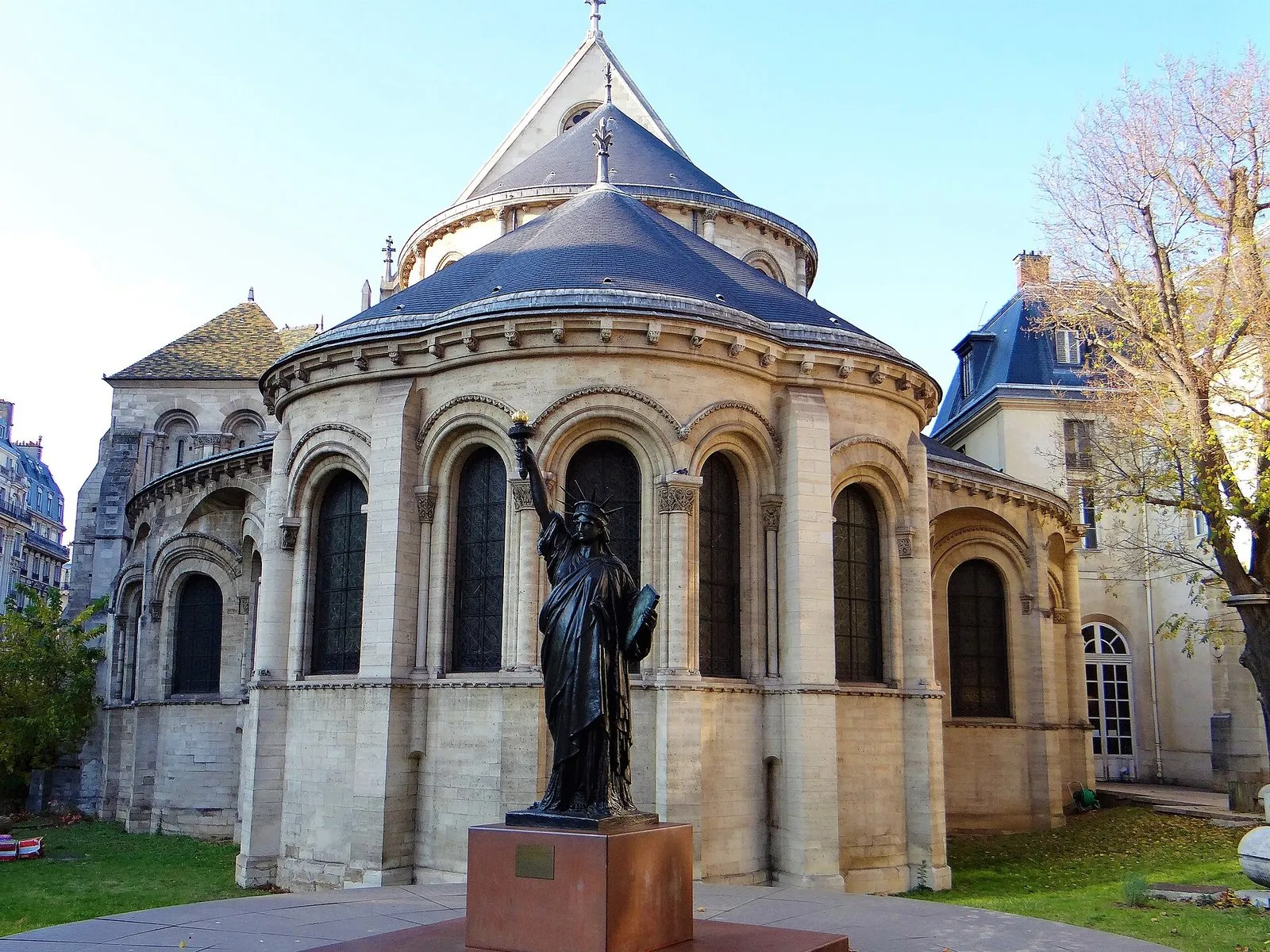 Le chevet roman de l’ancien prieuré de Saint-Martin-des-Champs, aujourd’hui dans le musée des Arts et Métiers