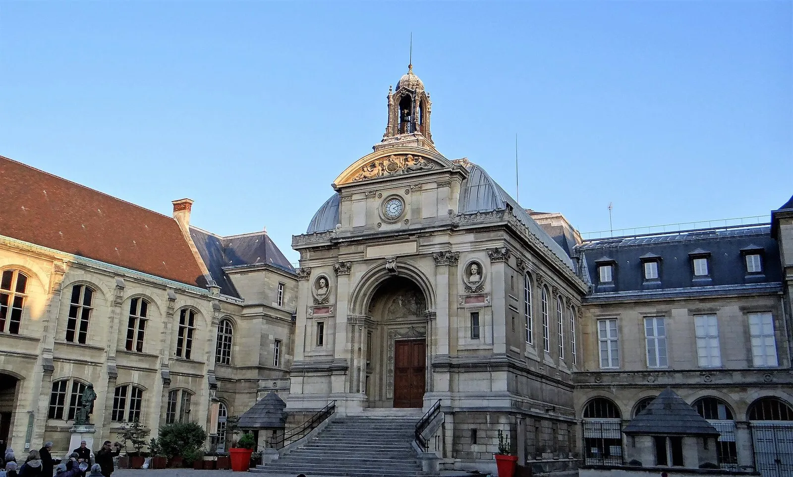 La cour d’entrée et l’escalier du musée des Arts et Métiers
