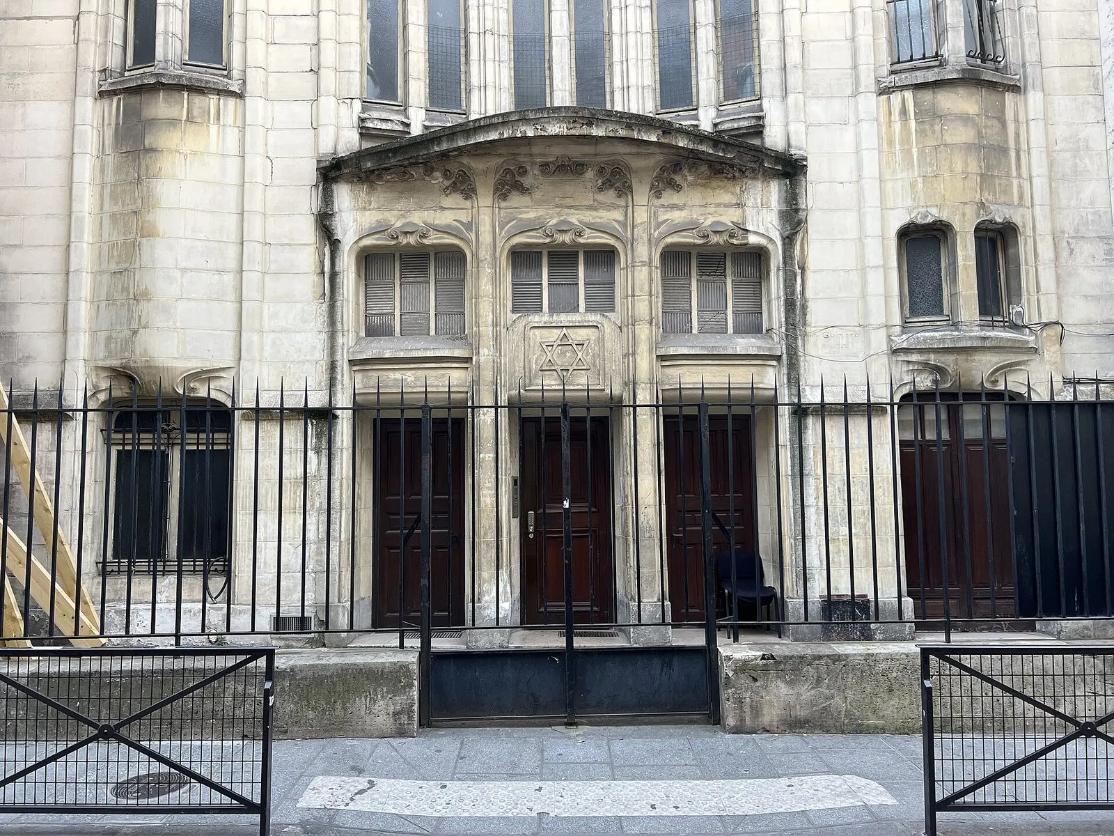 La façade Art nouveau de la synagogue de la rue Pavée