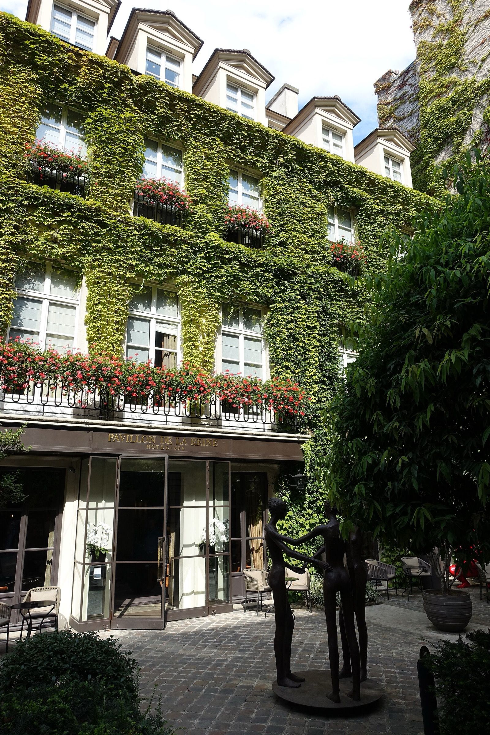 Façade sur cour du Pavillon de la Reine, 28 place des Vosges
