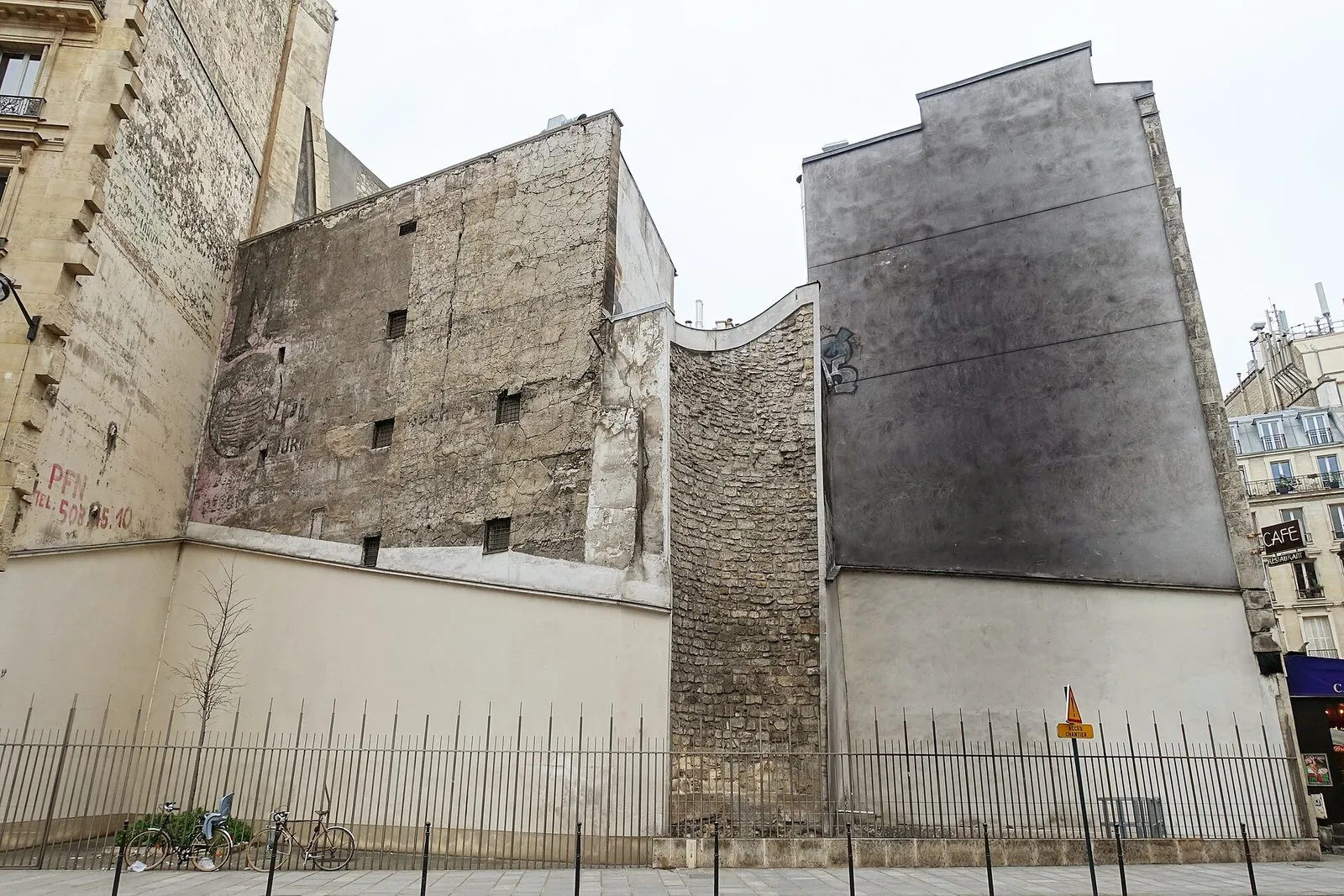 Un tronçon conservé de l’enceinte de Philippe Auguste, bâtie vers 1200