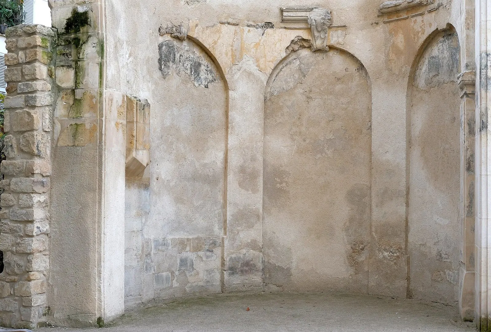 Les vestiges d’une tour de l’enceinte de Philippe Auguste dans le jardin des Rosiers