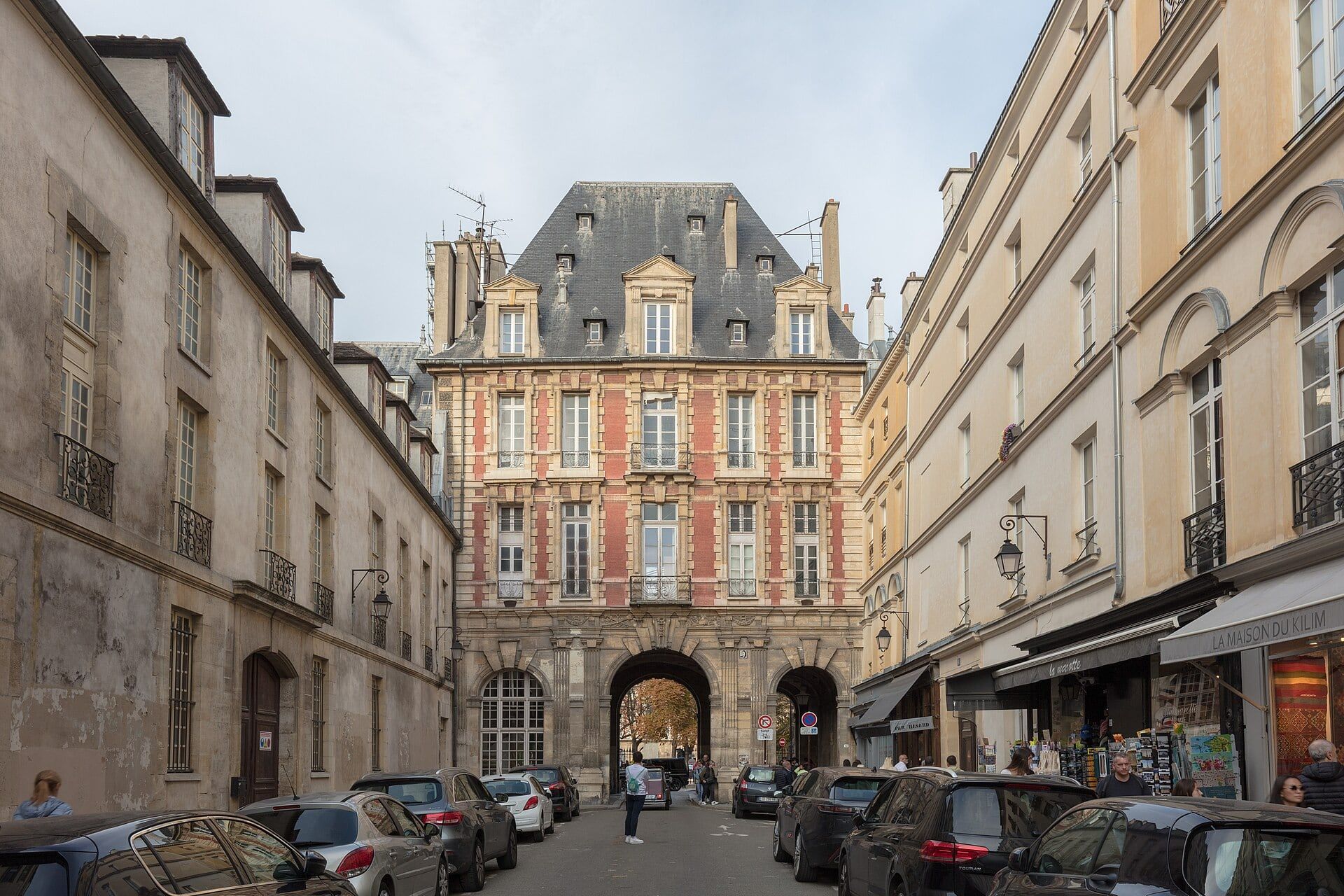Les arcades de brique de la place des Vosges, où se trouve la maison de Victor Hugo au numéro 6