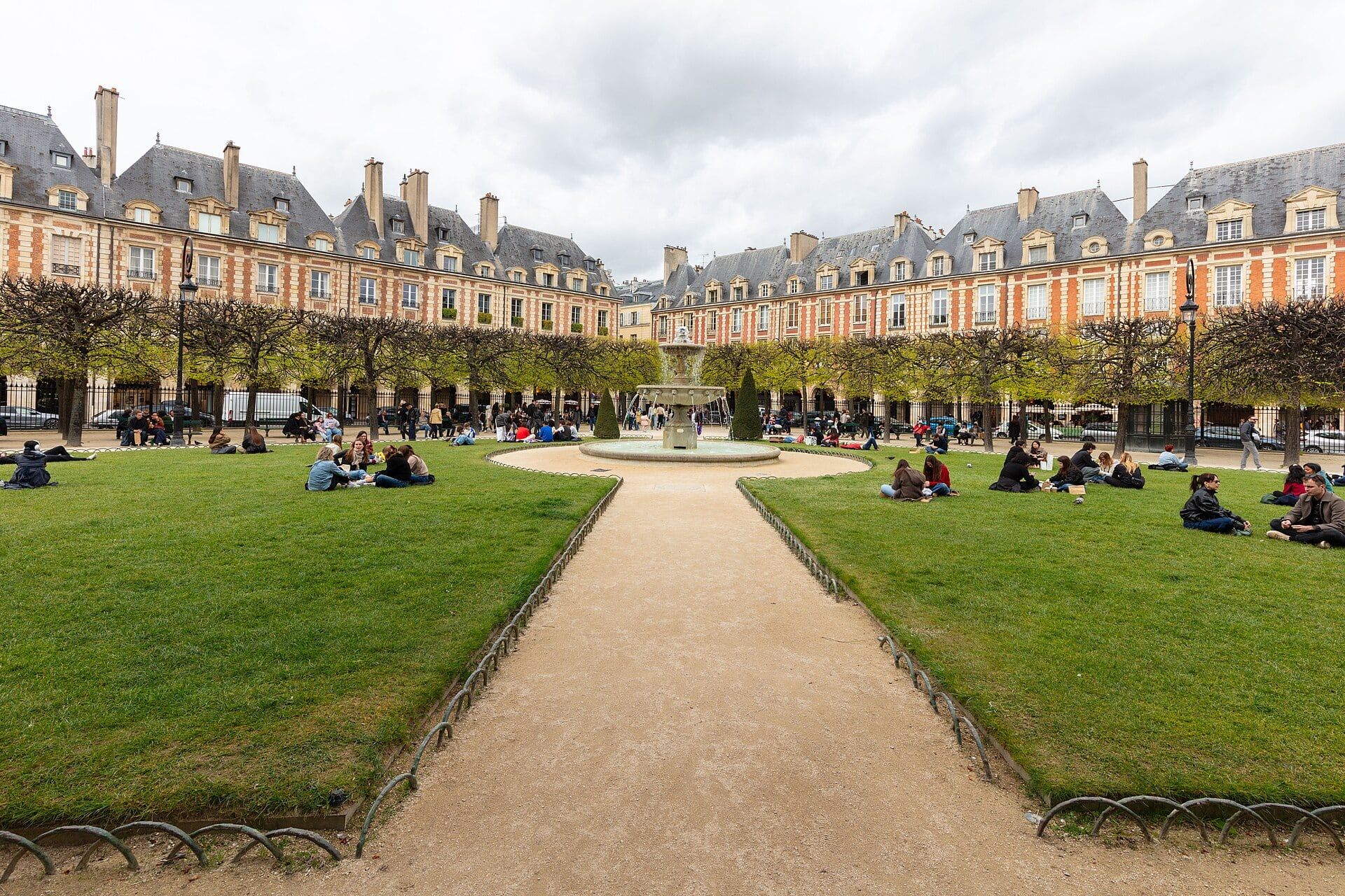 Le jardin planté de la place des Vosges, à la limite du 3e et du 4e arrondissement