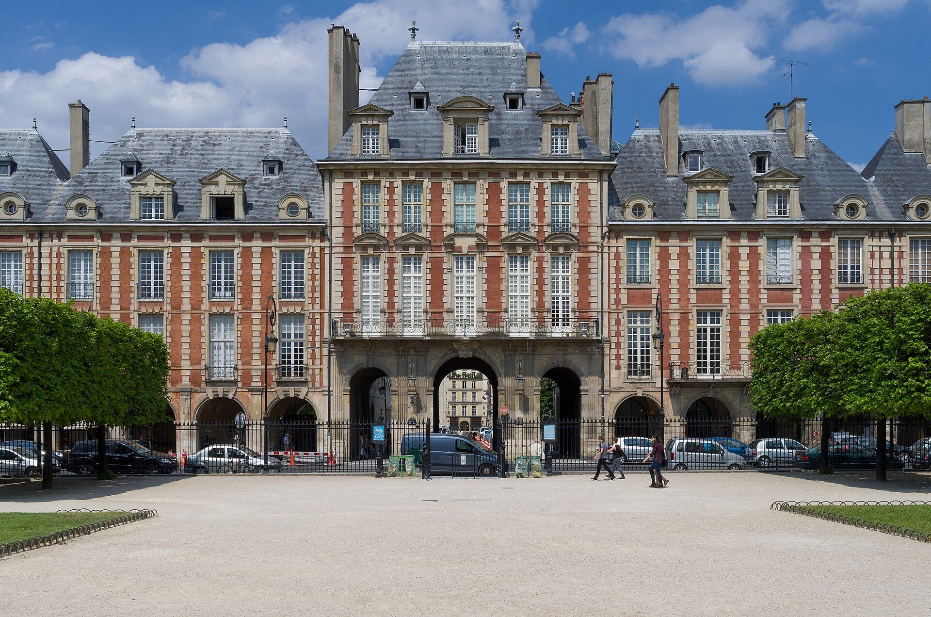 Le pavillon de la Reine, côté nord de la place des Vosges, photographié en juin 2015