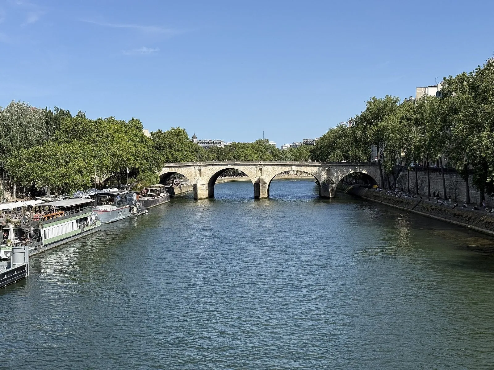 Le pont Marie et les péniches amarrées le long de la Seine