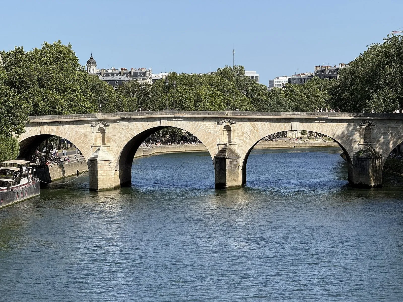 Les arches du pont Marie au-dessus de la Seine