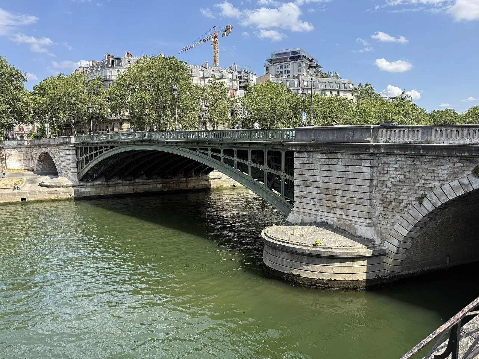 Le pont Sully, qui franchit la Seine à la pointe de l’île Saint-Louis