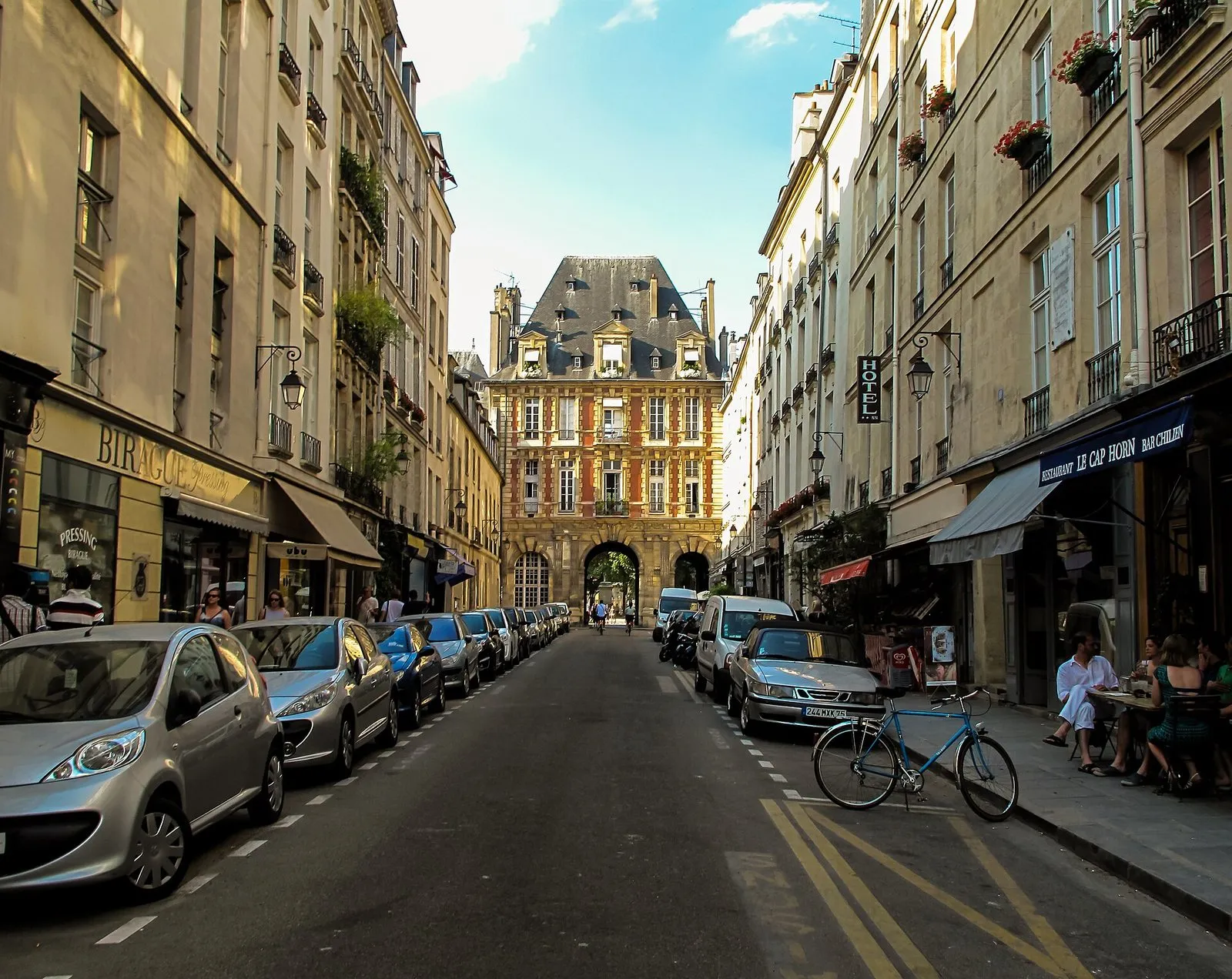 La rue de Birague, avec le pavillon du Roi qui cadre l’entrée de la place des Vosges