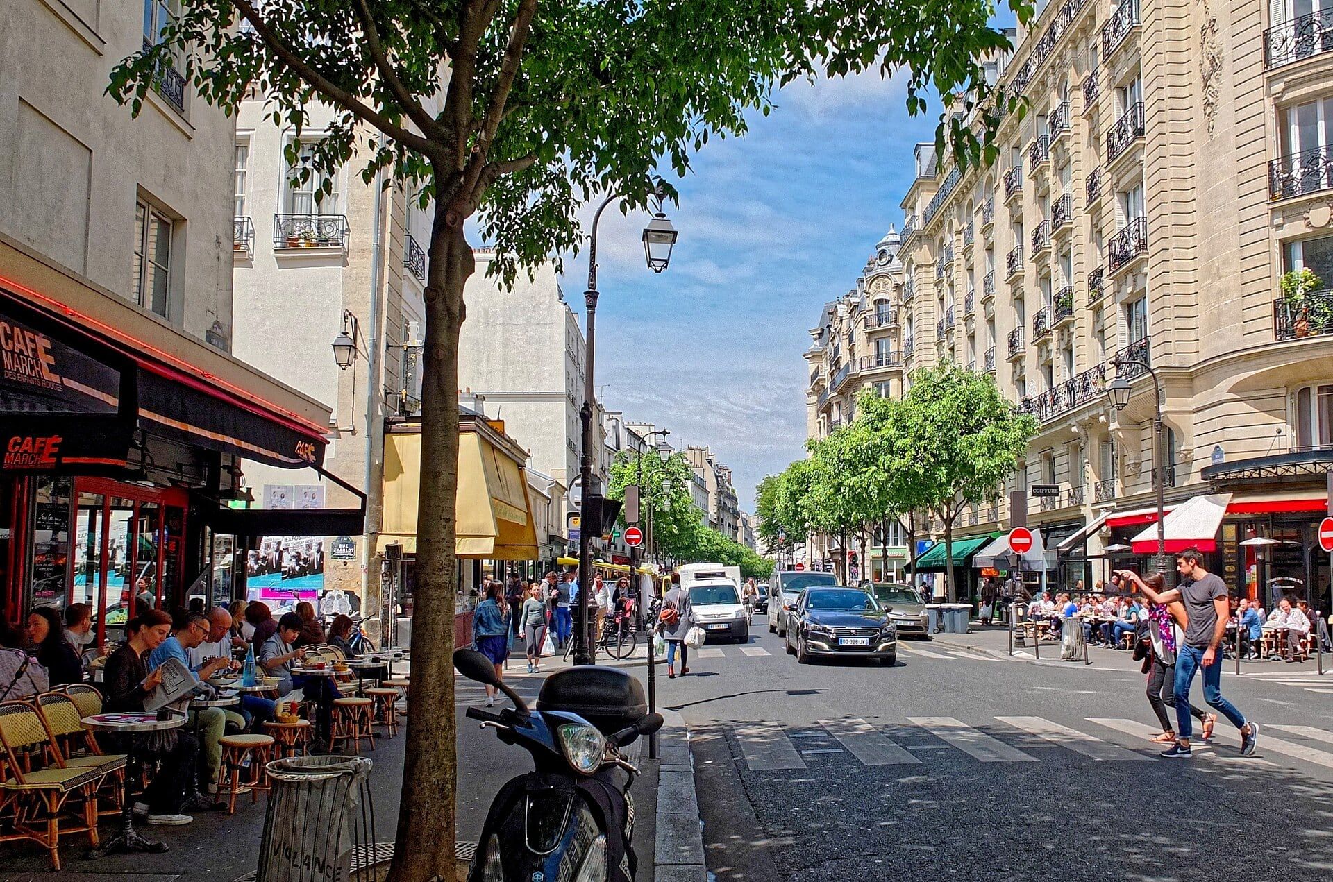 Terrasse de café et immeubles de la rue de Bretagne, l’artère du Haut-Marais dans le 3e arrondissement