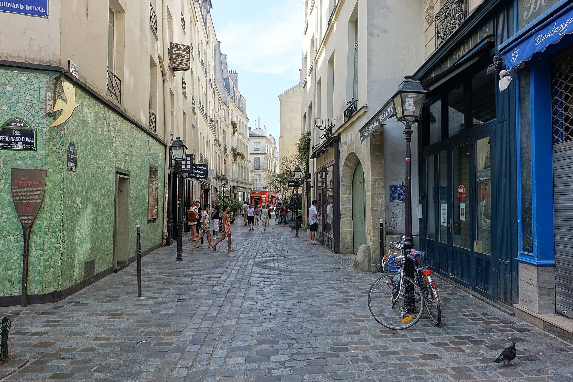 La rue des Rosiers, dans le Marais, bordée de devantures, photographiée en 2016