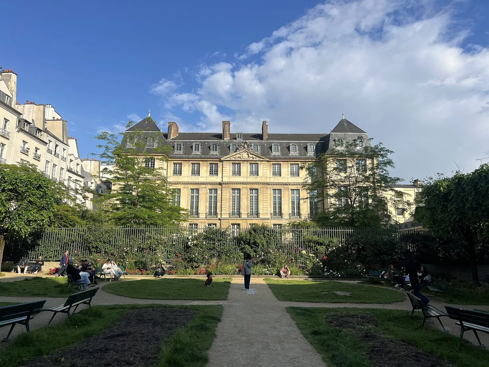 L’hôtel Salé vu depuis l’allée du jardin