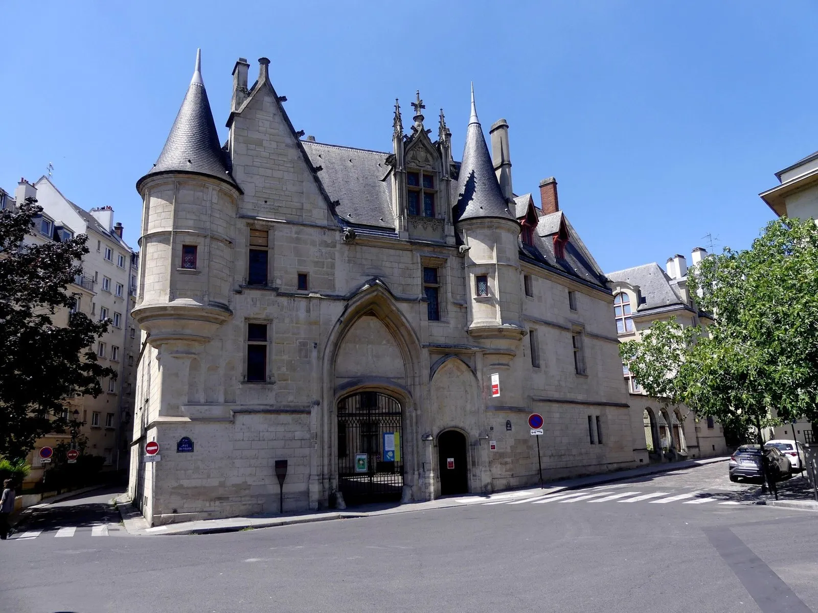 L’hôtel de Sens, hôtel particulier de la fin du Moyen Âge, avec ses tourelles pointues