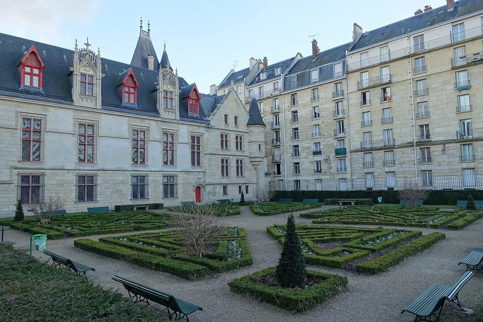 Le jardin de l’hôtel de Sens, avec l’hôtel médiéval derrière