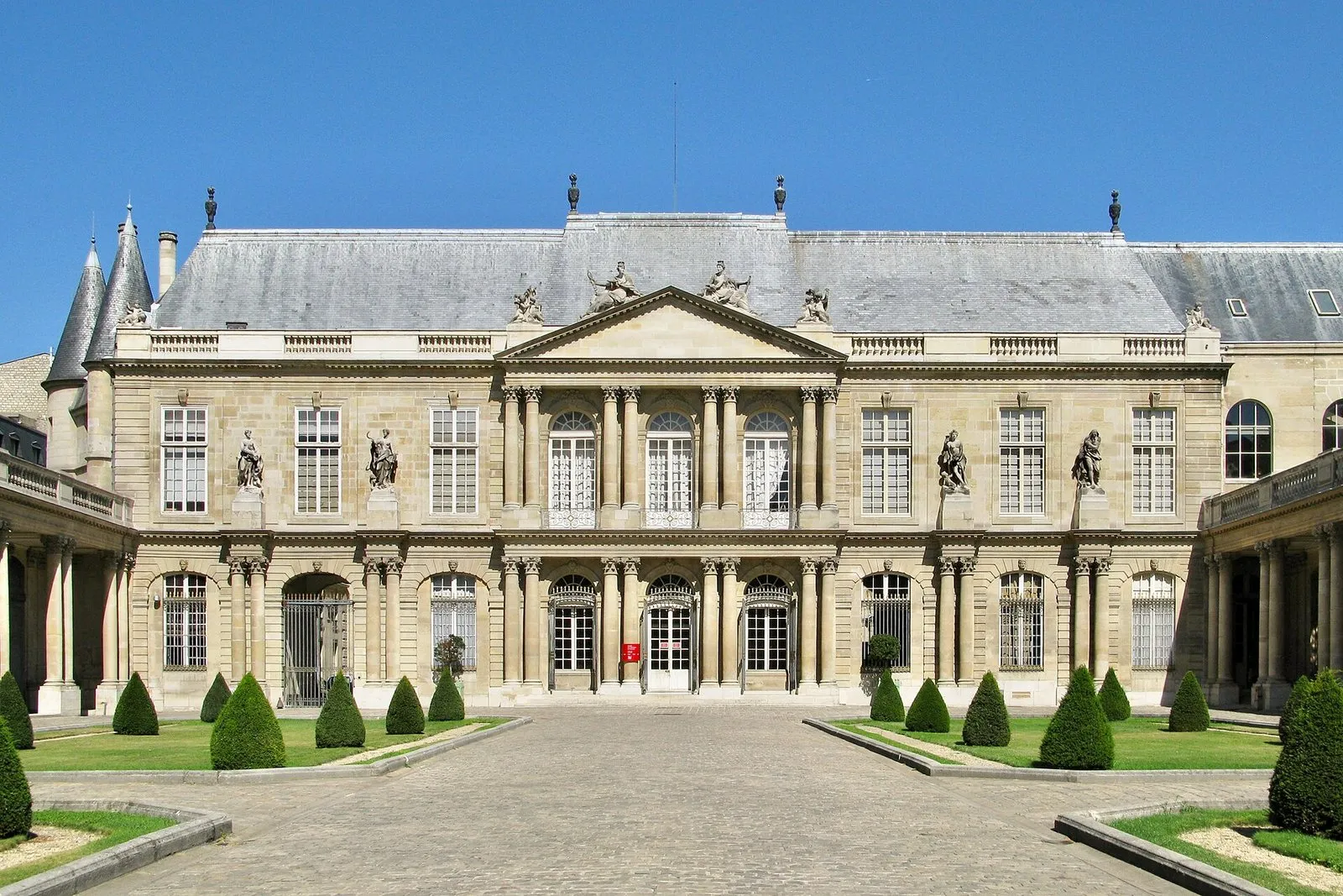 La façade principale de l’hôtel de Soubise, au fond de sa cour pavée