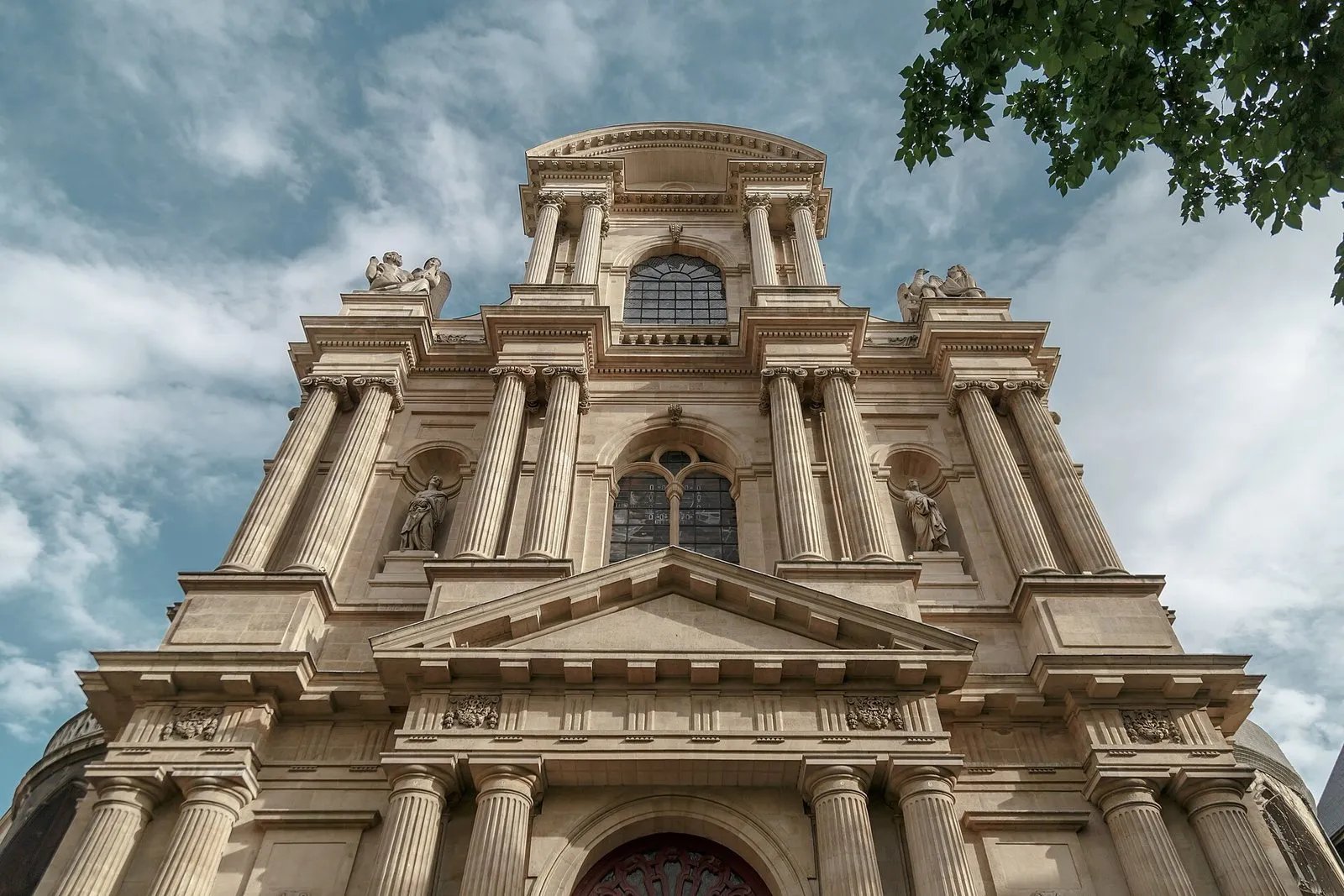 La façade classique de l’église Saint-Gervais-Saint-Protais