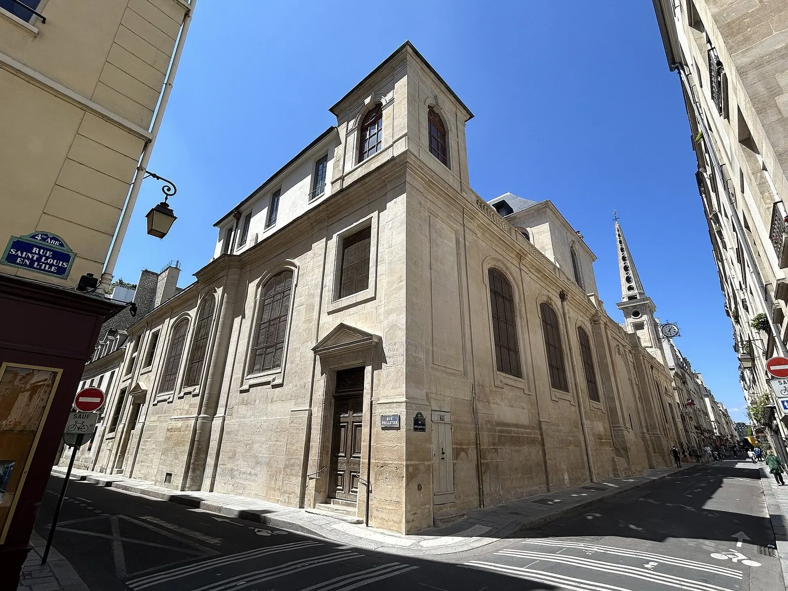 L’église Saint-Louis-en-l’Île vue depuis la rue