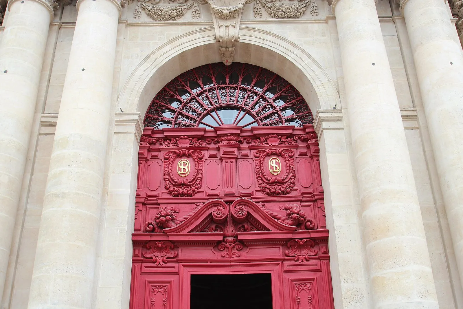 Le portail rouge de l’église Saint-Paul-Saint-Louis