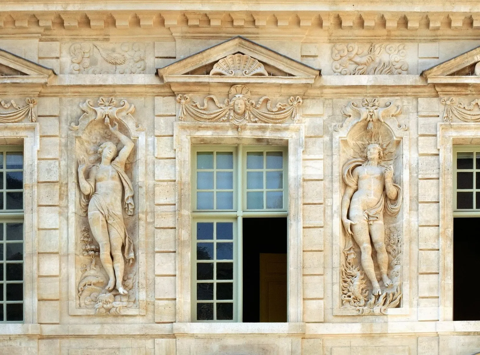 Bas-reliefs allégoriques sculptés sur la façade sur cour de l’hôtel de Sully