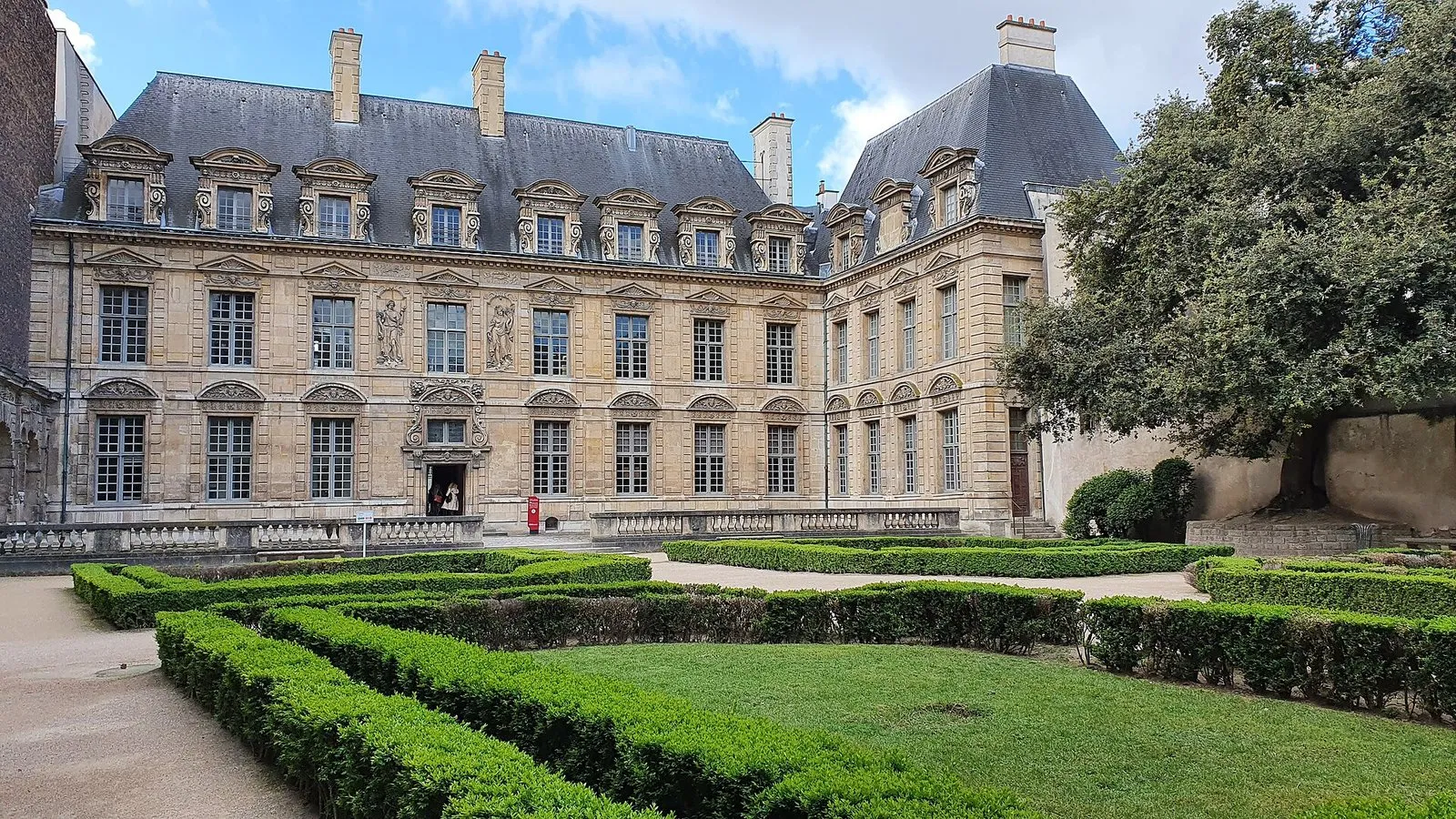 La cour et le parterre de buis de l’hôtel de Sully