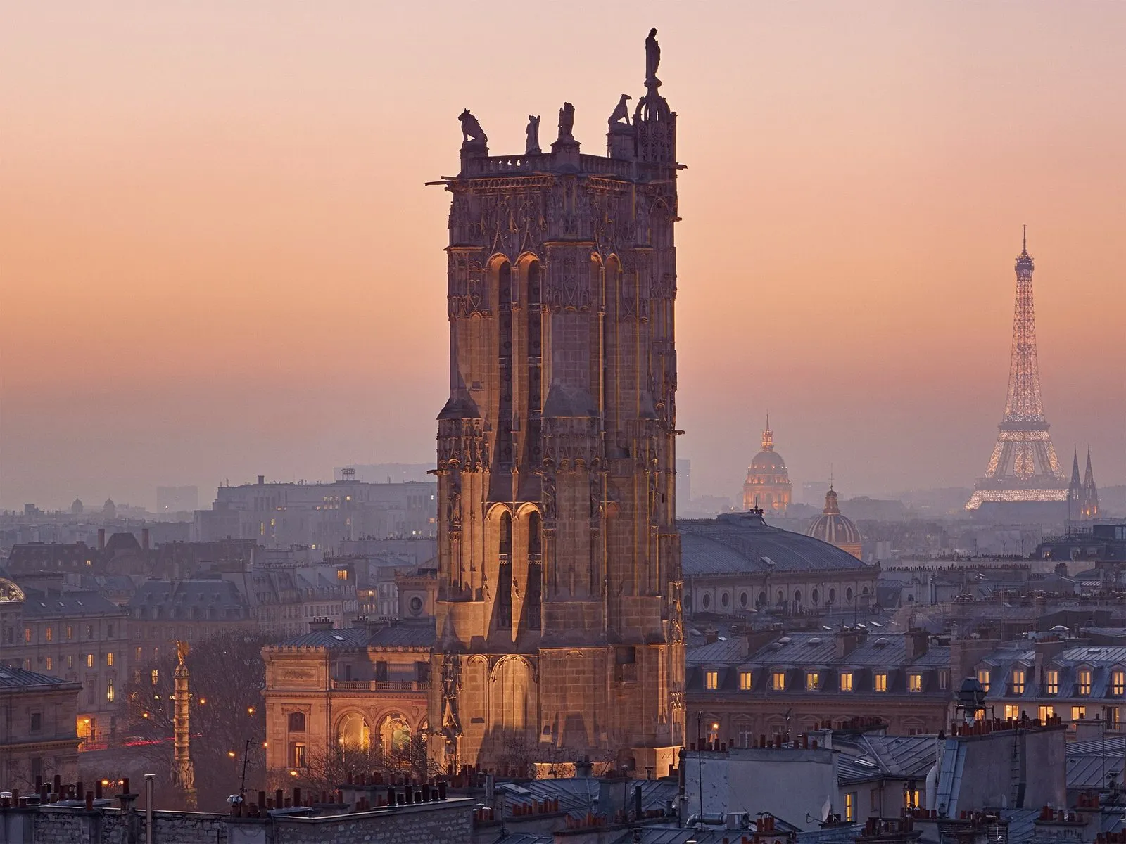 La tour Saint-Jacques au crépuscule, avec la tour Eiffel au loin