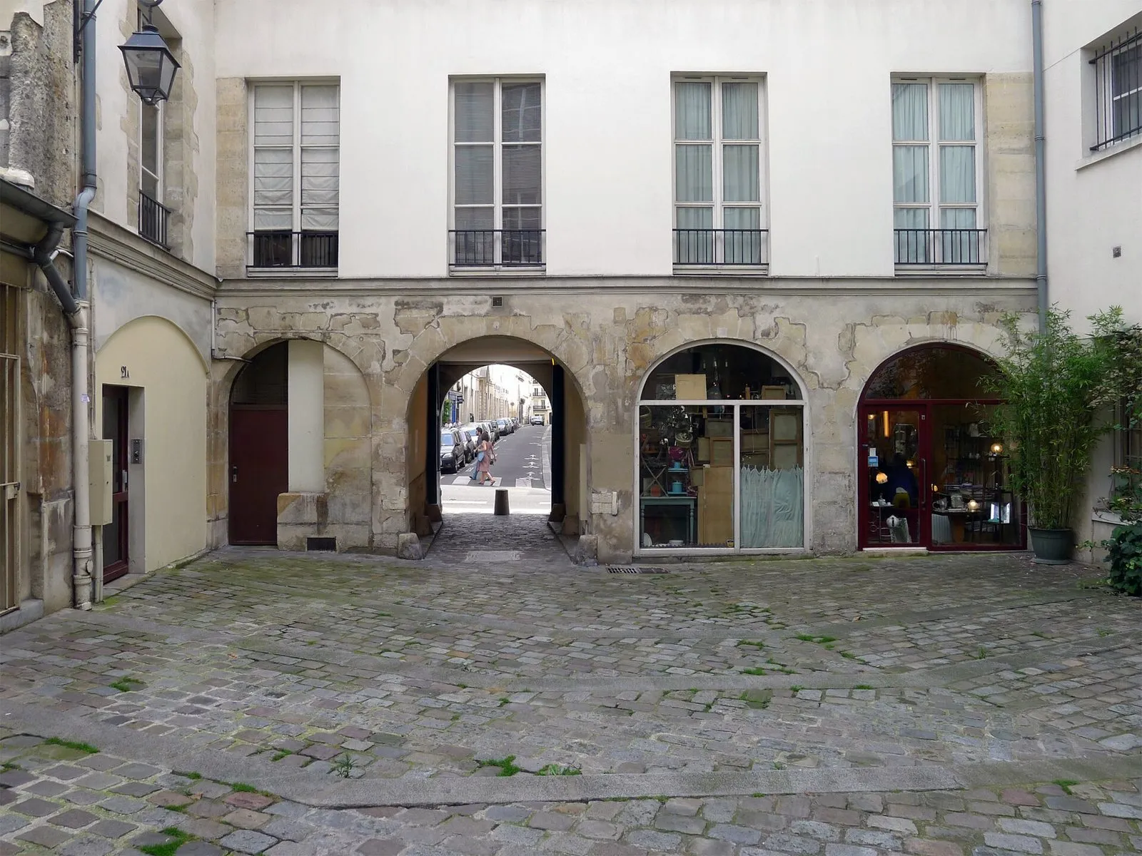 Une cour intérieure restaurée du village Saint-Paul, avec un porche sur la rue